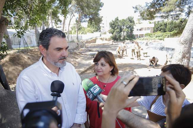 La directora general de Cultura y Patrimonio, Carmen Amoraga, y el alcalde de l’Alfàs del Pi, Vicente Arques, han visitado las obras de mejora que se están llevando a cabo en la Villa Romana de l’Albir y el Molí de Mànec,